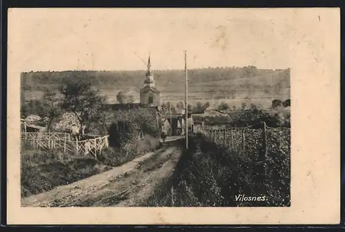 AK Vilosnes, Der Weg in den Ort hinein mit Blick zur Kirche