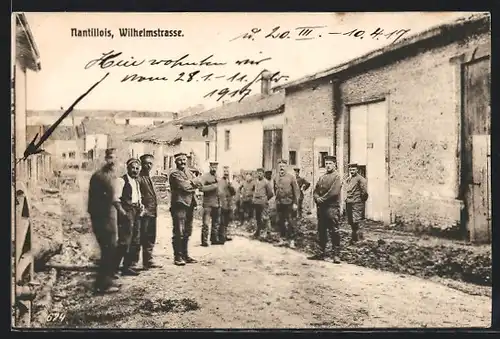 AK Nantillois, Häuserpartie in der Wilhelmstrasse mit Soldaten