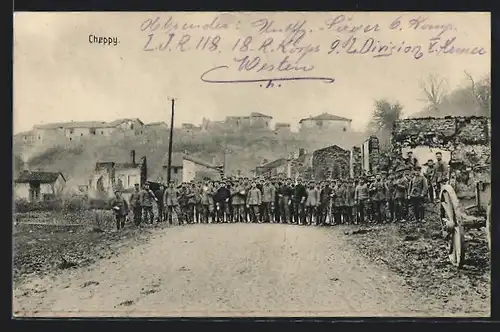 AK Cheppy, Soldaten auf der Strasse, Ruinen