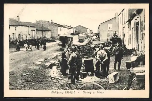AK Beney-sur-Meuse, Strassenpartie mit Soldaten