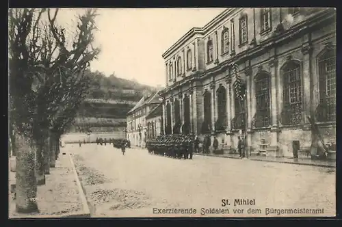AK St. Mihiel, exerzierende Soldaten vor dem Bürgermeisteramt