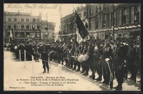 AK Bar-le-Duc, Place Reggio, Drapeau et Fanfare du 25e Bataillon de Chasseurs a Pied de St-Mihiel