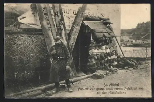 AK St. Mihiel, Posten vor granatensicherem Schilderhaus an der Maasbrücke
