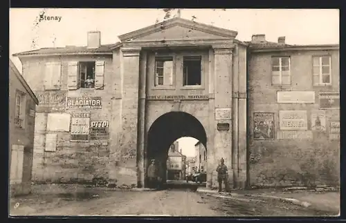AK Stenay, Wachsoldat am Eingang der Stadtmauer, Reklame-Plakate