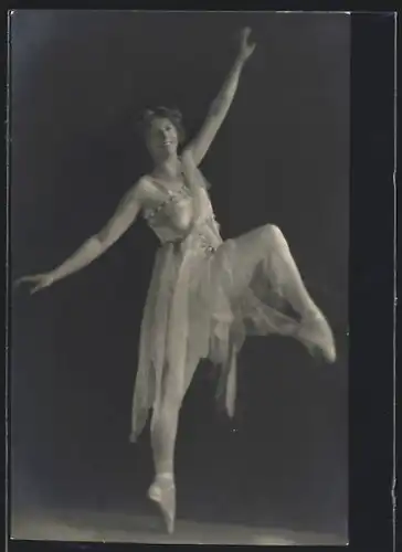 AK Tanzende Ballerina auf Spitzenschuhen