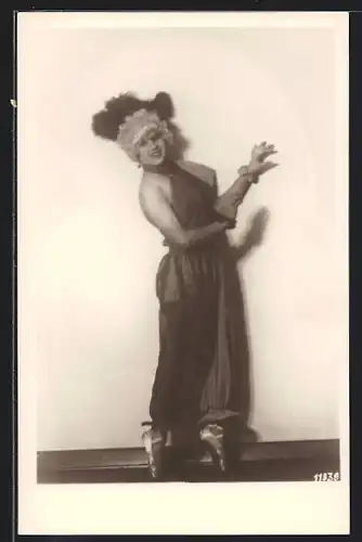 AK Tanzende Dame in Kostüm und auf Spitzenschuhen