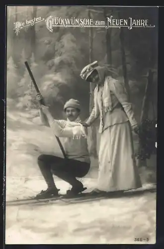 AK Paar fährt gemeinsam Ski im Winter
