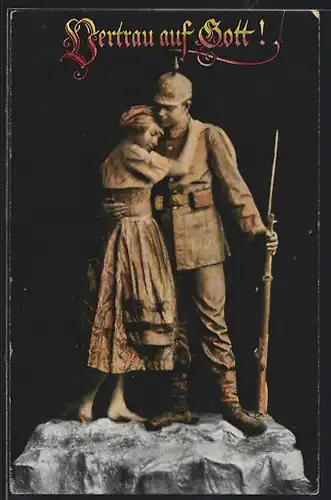 AK Vermenschlichte Soldatenstatue mit Frau im Arm