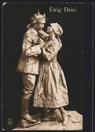 AK Vermenschlichte Statue eines Soldaten und seiner Liebsten