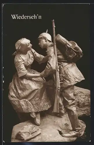 AK Vermenschlichte Statue eines Soldaten der zurückkehrt