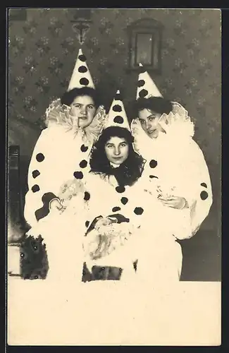 Foto-AK Drei junge Frauen in ihren Harlekins-Kostümen zu Fasching