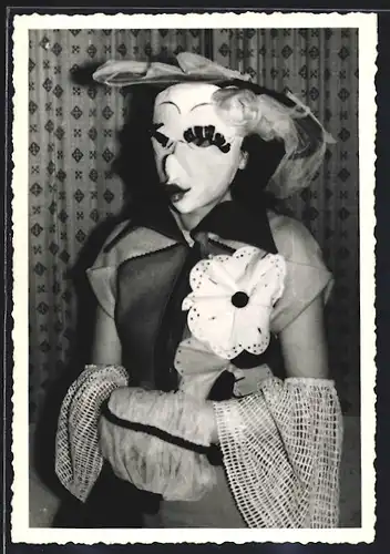 Foto-AK Fasnacht 1951 in der Schweiz, Kostüm Elegante Dame mit Maske