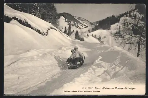 AK Zwei Jungen fahren mit dem Schlitten im Schnee