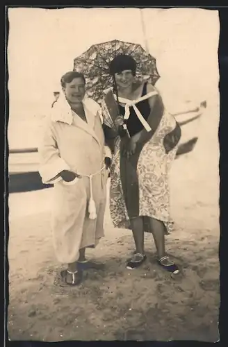 AK Frau im Badeanzug mit Schirm