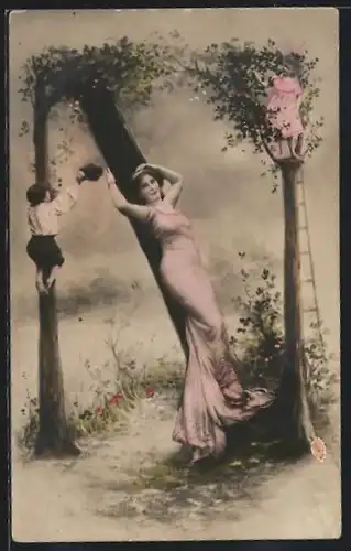 AK Frau lehnt sich an den Buchstaben N, Kinder