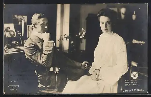 AK Kronprinz Wilhelm von Preussen und Cecilie in der Stube sitzend