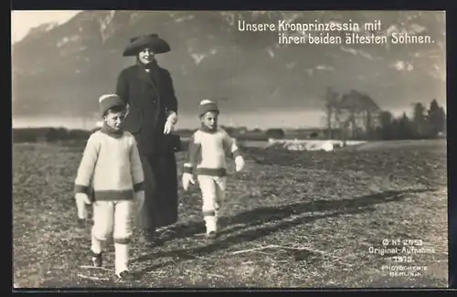 AK Kronprinzessin Cecilie mit ihren beiden ältesten Söhnen in den Bergen
