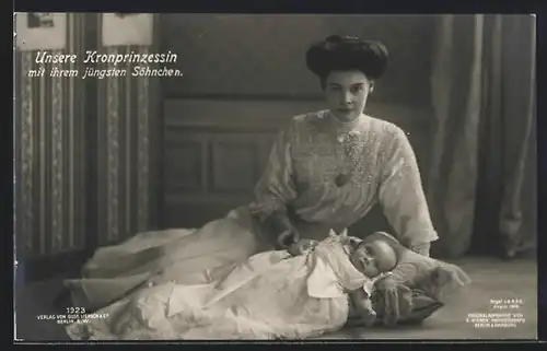 AK Kronprinzessin Cecilie im glücklichen Zusammensein mit ihrem jüngsten Sohn
