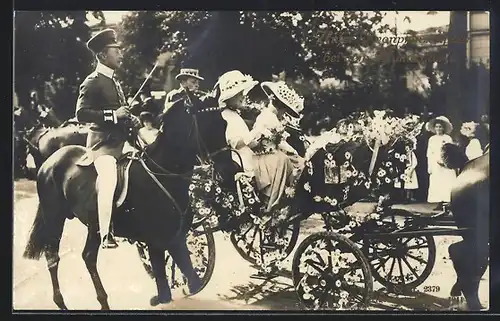 AK Unser Kronprinzenpaar bei dem Blumencorso, Kronprinzessin Cecilie in der Kutsche sitzend