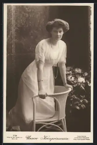 AK Kronprinzessin Cecilie kniend auf einem weissen Stuhl