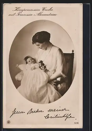 AK Prinzessin Alexandrine auf dem Arm ihrer Mutter Kronprinzessin Cecilie