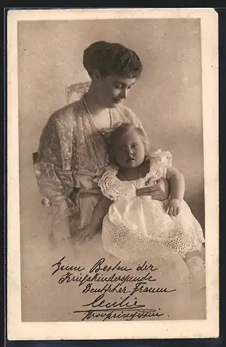 AK Kronprinzessin Cecilie mit Tochter auf dem Schoss, liebevoller Blick
