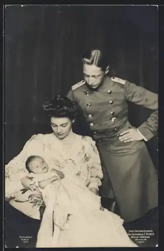AK Kronprinz Wilhelm von Preussen mit Cecilie und Baby