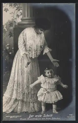 AK Der erste Schritt, Kronprinzessin Cecilie mit ihrem Sohn