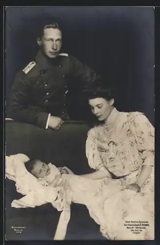 AK Das Krpnprinzenpaar mit ihrem Sohn Kronprinz Wilhelm von Preussen
