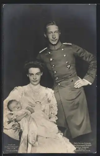 AK Kronprinz Wilhelm und Kronprinzession Cecilie mit ihrem Baby