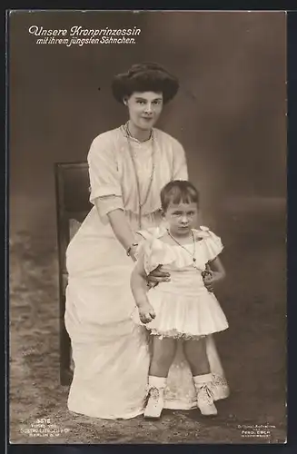 AK Kronprinzessin Cecilie auf einem Stuhl mit dem jüngsten Sohn davor abgelichtet