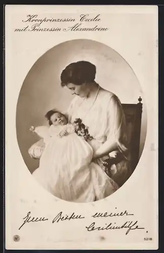 AK Prinzessin Alexandrine auf dem Arm ihrer Mutter Kronprinzessin Cecilie