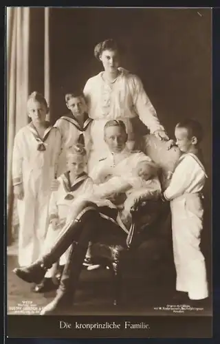 AK Die Kronprinzliche Familie Kronprinz Wilhelm von Preussen auf einem Sessel sitzend