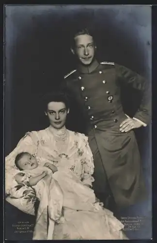 AK Kronprinzessin Cecilie, mit dem Kronprinzen und dem Sohn im Arm