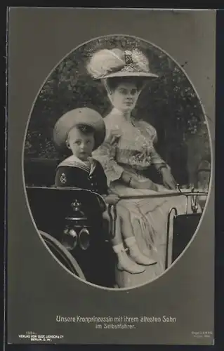 AK Kronprinzessin Wilhelm von Preussen mit ihrem ältesten Sohn im Selbstfahrer