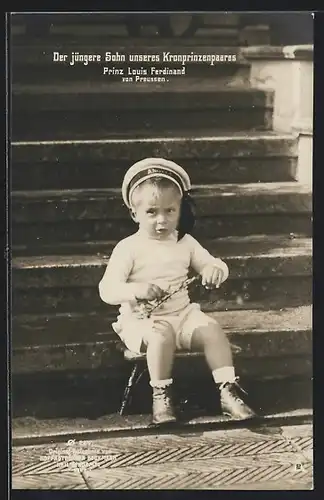 AK Prinz Louis Ferdinand von Preussen sitzt auf einer Treppe, Kinderbild