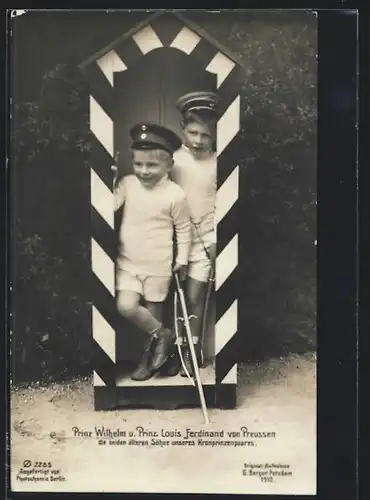 AK Prinz Wilhelm und Prinz Louis Ferdinand in einem Wachhäuschen stehend