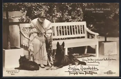 AK Prinzessin Eitel Friedrich von Preussen mit ihren Hunden im Garten