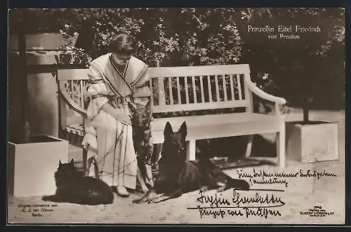 AK Prinzessin Eitel Friedrich von Preussen mit ihren Hunden im Garten