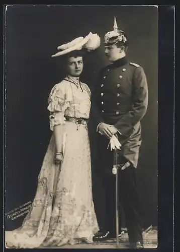 AK Prinz Eitel Friedrich von Preussen in Uniform mit Pickelhaube und seine Frau