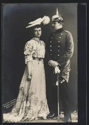 AK Prinz Eitel Friedrich von Preussen in Uniform mit Pickelhaube und seine Frau