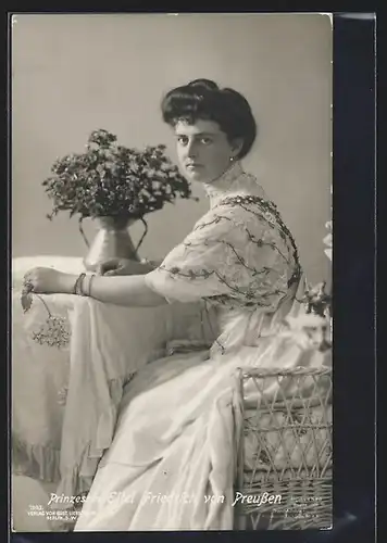 AK Prinzessin Eitel Friedrich von Preussen in einem Stuhl sitzend
