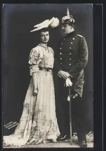 AK Prinz Eitel Friedrich von Preussen in Uniform mit Pickelhaube und seine Frau
