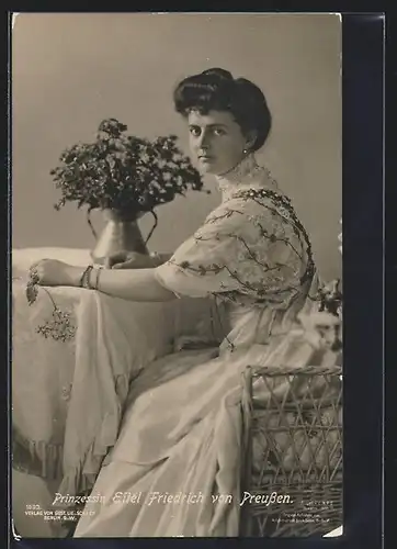 AK Prinzessin Eitel Friedrich von Preussen, mit Blumenvase