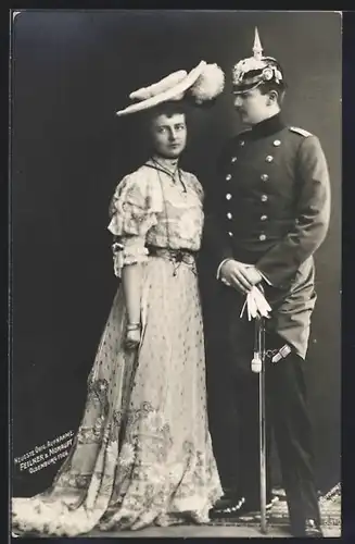 AK Prinz Eitel Friedrich von Preussen in Uniform mit Pickelhaube und seine Frau