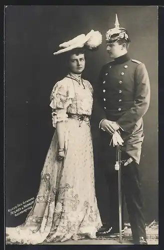 AK Prinz Eitel Friedrich von Preussen in Uniform mit Pickelhaube und seine Frau