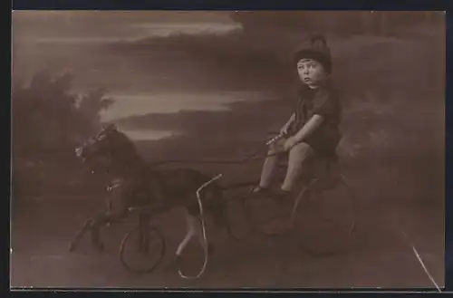 AK Kind mit Spielzeugkutsche und Peitsche