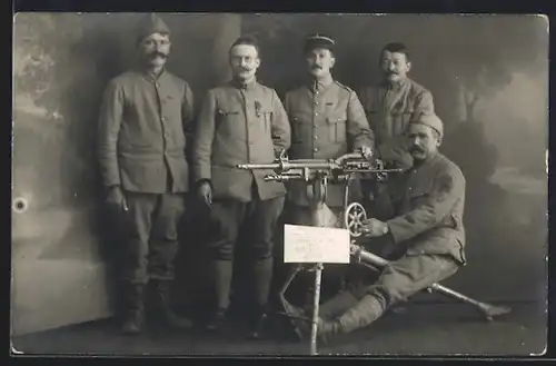 AK Soldaten mit einem Maschinengewehr