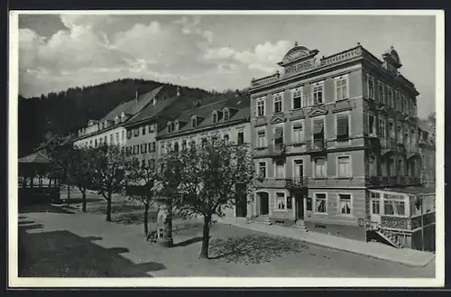 AK Triberg, Gasthaus Engel am Marktplatz mit Litfasssäule