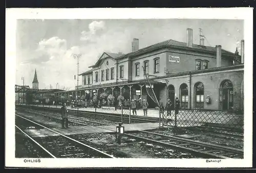 AK Ohligs, Bahnhof mit Bahnsteig, Bahnbeamten und Kirche